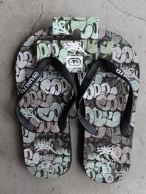 ECKO UNLTD Graphic Flip Flop Sandals in Mint & Black